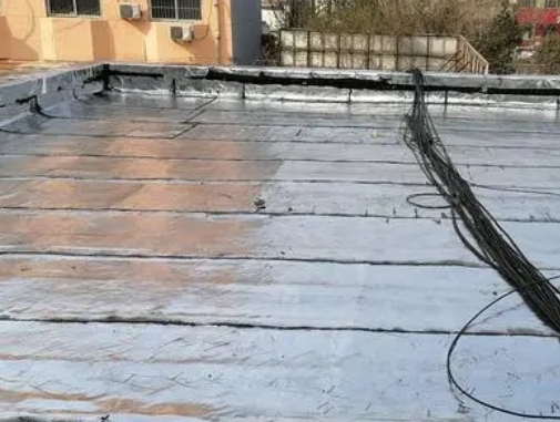 余干卫生间漏水维修公司分享下余干屋面楼顶防水刚性防水层施工要点。
